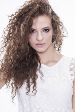 Mutlu gülümseyen kadın giyinmiş portresi