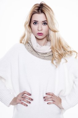 Beyaz bac izole şık elbiseli genç ince seksi kadın