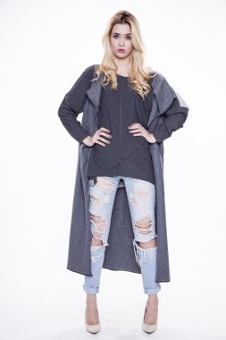 Beyaz bac izole şık elbiseli genç ince seksi kadın