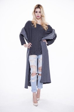 Beyaz bac izole şık elbiseli genç ince seksi kadın