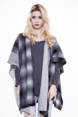 Beyaz bac izole şık elbiseli genç ince seksi kadın