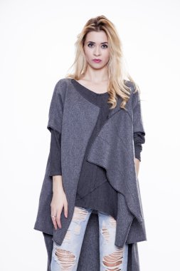 Beyaz bac izole şık elbiseli genç ince seksi kadın