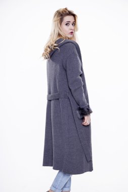 Mutlu gülümseyen kadın giyinmiş portresi