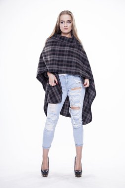 Mutlu gülümseyen kadın giyinmiş portresi