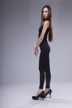 Beyaz bac izole şık elbiseli genç ince seksi kadın