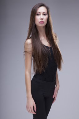 Beyaz bac izole şık elbiseli genç ince seksi kadın