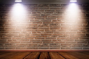 Tuğla duvar lambaları tarafından aydınlatılmış.