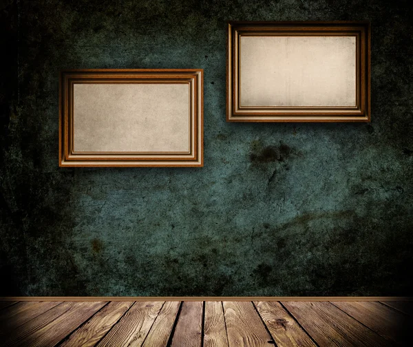 Zwei Holzrahmen an einer Grunge-Wand. — Stockfoto