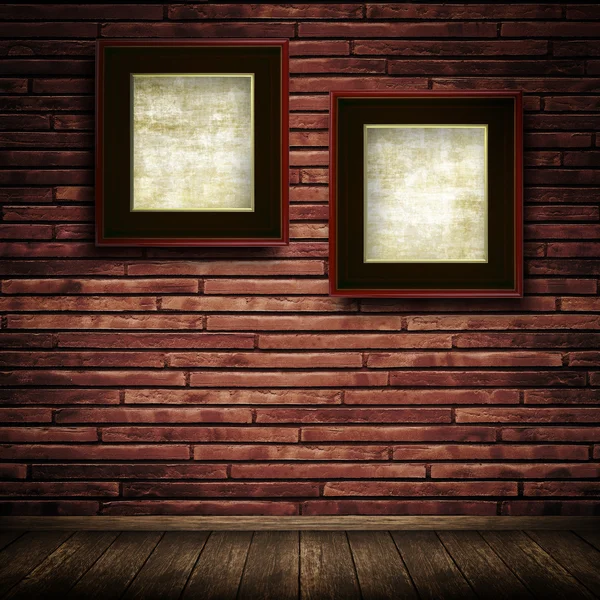 Zwei Holzrahmen an der Ziegelwand. — Stockfoto