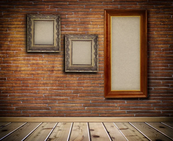 Marcos de madera en una pared de ladrillos . — Foto de Stock