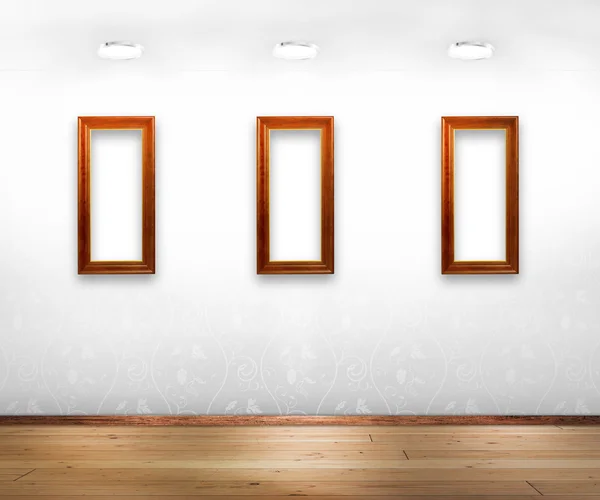 Trzy drewniane ramki na białej ścianie. — Zdjęcie stockowe