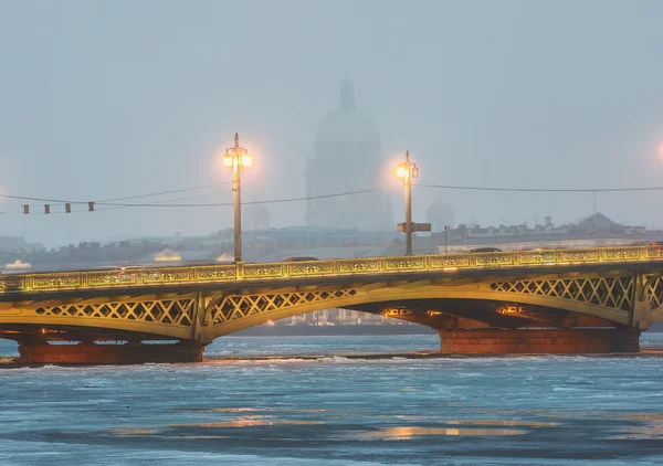 Río Neva, puente Blagoveshchensky. San Petersburgo, Rusia — Foto de Stock