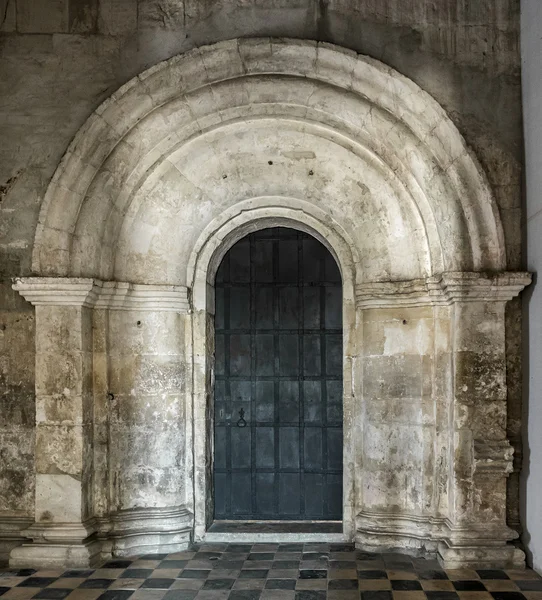 Portal of old russian white stone church — Stock Photo, Image