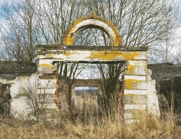 Ruiny budov zemědělského družstva v ruském venkově — Stock fotografie