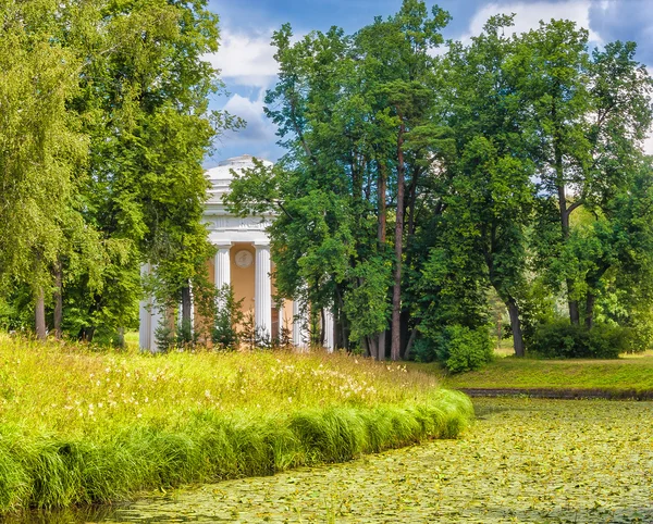 Slavyanka rzeki i świątynia przyjaźni w parku Pavlovsk n — Zdjęcie stockowe