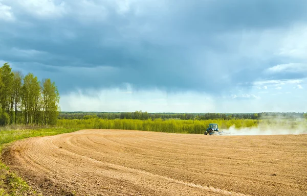 Travail printanier sur le terrain — Photo