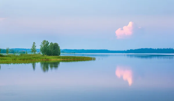 Valdayskoye jezioro (jezioro Valdai) o zachodzie słońca. Rosja — Zdjęcie stockowe