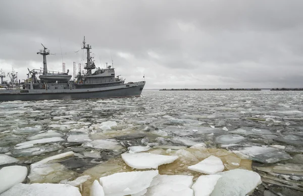 Barcos de la Marina en el puerto de Kronstadt. Mar Báltico. Rusia —  Fotos de Stock