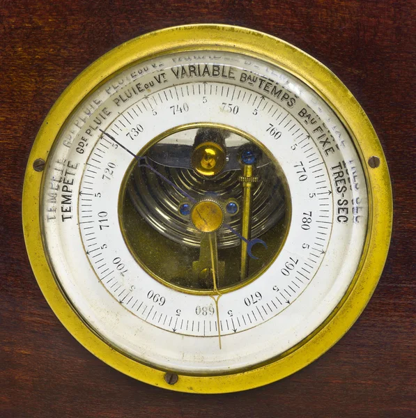 Старый анероидный барометр — стоковое фото