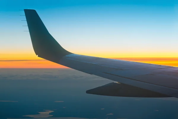Melihat matahari terbenam dari jendela pesawat — Stok Foto