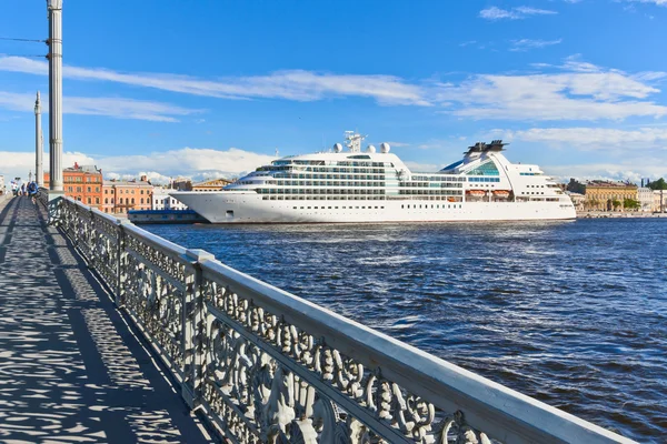 Kreuzfahrtschiff in St. Petersburg, Russland — Stockfoto