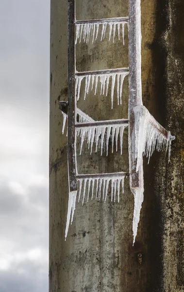 Bir demir merdiven üzerinde buz sarkıtları — Stok fotoğraf