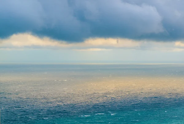 Tempo de tempestade. Pôr do sol sobre um mar — Fotografia de Stock