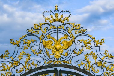 Catherine Sarayı kapısı tepesinde. St-Petersburg yakınındaki Pushkin
