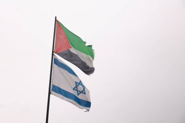 Bir İsrail ve Filistin bayrağı rüzgarda birlikte barış ve beraberliğin sembolü ve iki devletten oluşan bir çözüm olarak