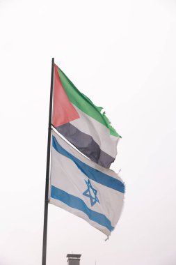 Bir İsrail ve Filistin bayrağı rüzgarda birlikte barış ve beraberliğin sembolü ve iki devletten oluşan bir çözüm olarak