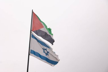 Bir İsrail ve Filistin bayrağı rüzgarda birlikte barış ve beraberliğin sembolü ve iki devletten oluşan bir çözüm olarak