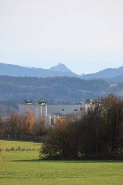 Çevresi yeşillik ve dağlarla çevrili modern bir endüstriyel tesis, doğa ve endüstrinin bir karışımını sergiliyor. Kempten 'de