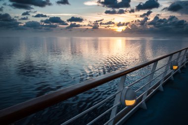 Gün batımı görünümü turist sırasında cruise