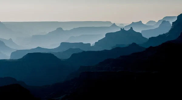 Modra panorama Grand Canyonu před západem slunce — Stock fotografie