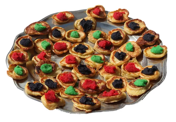 Beyaz arka plan üzerinde izole bir tepside renkli blini