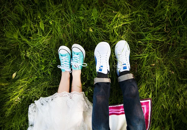 Beine Braut, Bräutigam trägt Schuhe — Stockfoto