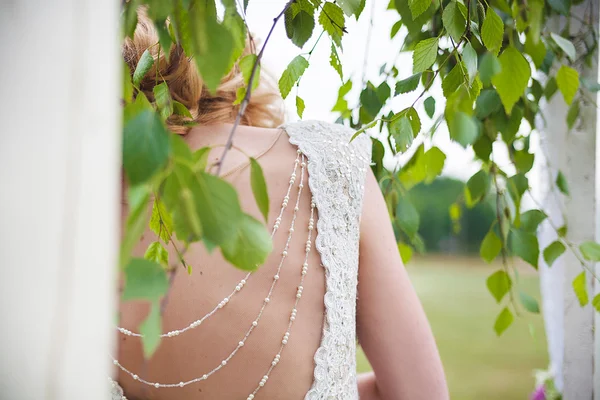 Nahaufnahme der Bräute im weißen Hochzeitskleid. — Stockfoto