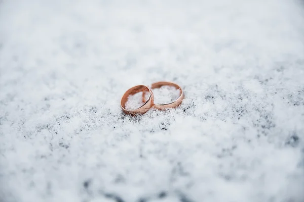 Krásné snubní prsteny na sněhu — Stock fotografie