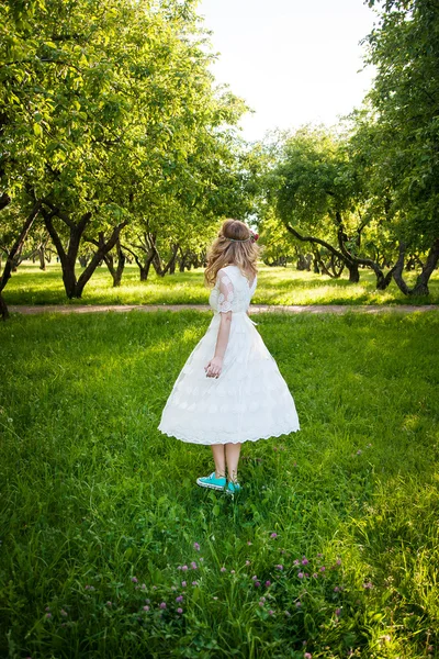 Bride in sneakers. summer park — Stock Photo, Image