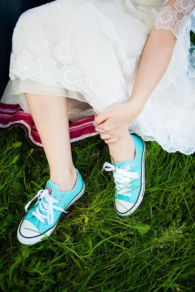 Yaz parkta oturan gelin.