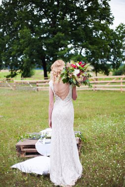 adam beyaz gömlek ve bir kız