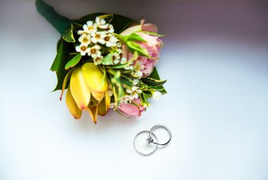 yüzük ve çiçekler