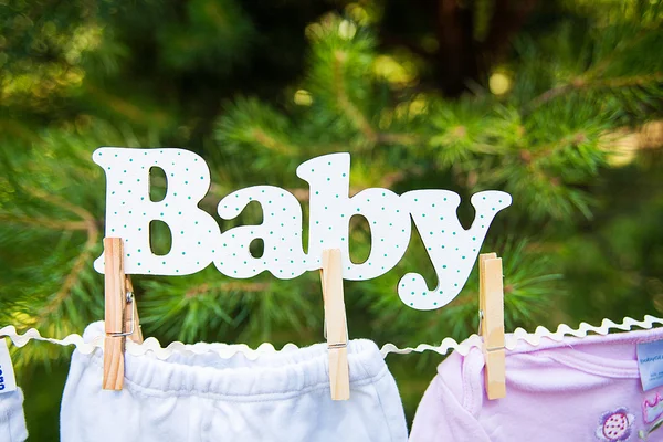 Ropa de bebé colgando en el tendedero — Foto de Stock