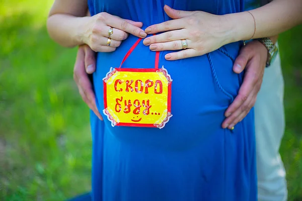 Egy felirat egy terhes nő hasa — Stock Fotó