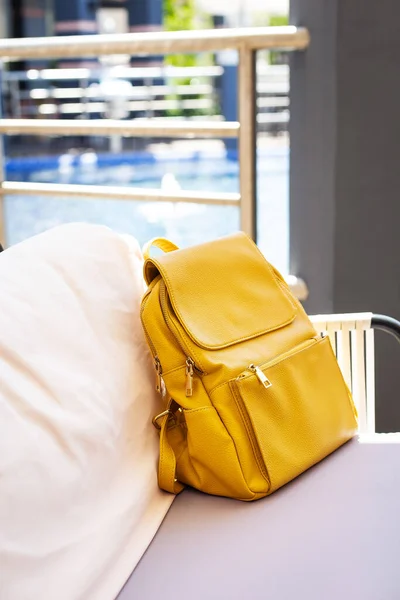 Una Mochila Amarilla Sienta Sofá Suave Descanso Del Estudio Cafetería —  Fotos de Stock