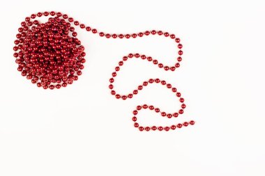 Noel ağacının kırmızı süslemesi beyaz arka planda izole edilmiş