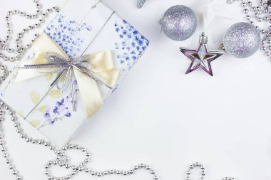 Çok güzel bir dekor. Noel hediye kutusunda gümüş renkli bir dekor var. Yakın çekim, üst görünüm