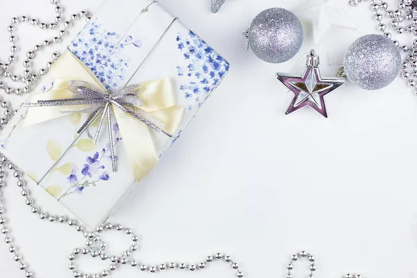 Sehr Schöne Festdekoration Weihnachtsgeschenkbox Mit Festlichem Dekor Silbertönen Nahaufnahme Draufsicht — Stockfoto