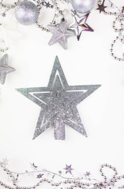 Bayram havası, tatil hazırlığı. Çerçevenin ortasında gümüş bir yıldızla, gümüşi renklerde yeni yıl dekoru.