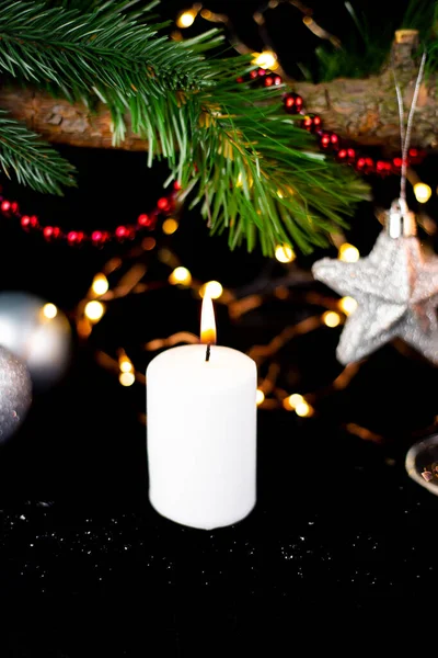 年末年始のコンセプト 新年の装飾 シャンパングラス 新年のおもちゃ 装飾が施されたクリスマスツリー キャンドルは願いを作るために照らされています — ストック写真